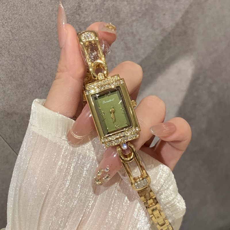 Small pin old money style hand - Luxury Watch Values recension och pris
